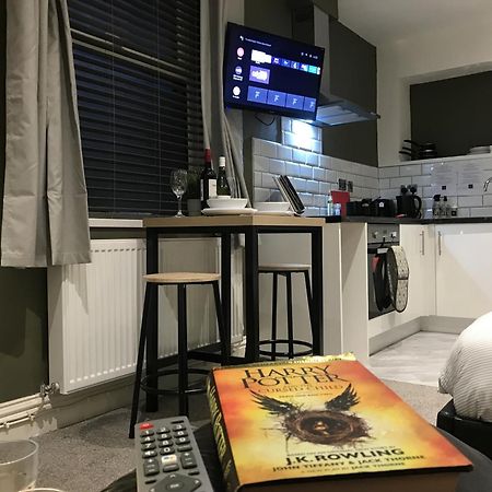Contemporary 1 Bed Studio For Comfy Stay In Wigan Dış mekan fotoğraf